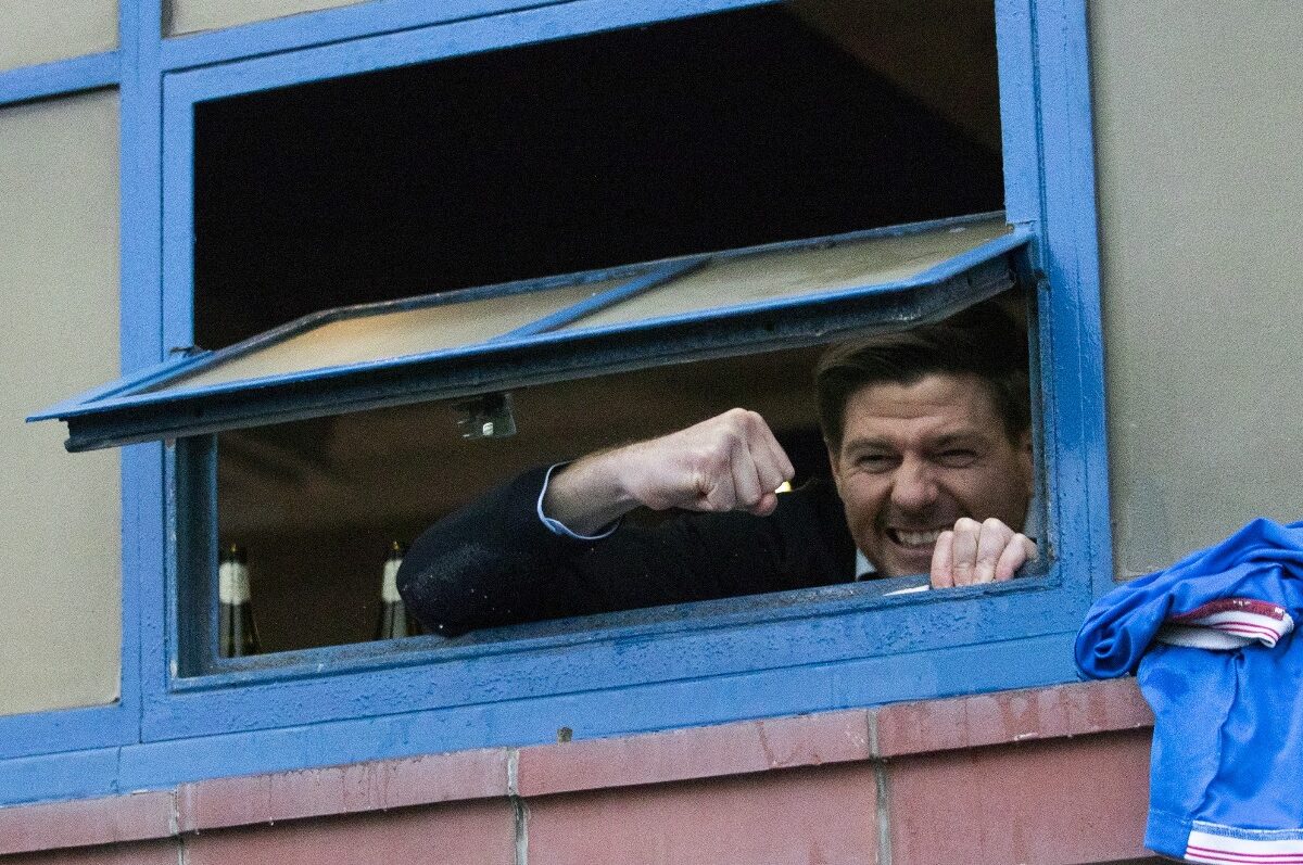 Steven Gerrard sărbătoreşte victoria cu St. Mirren