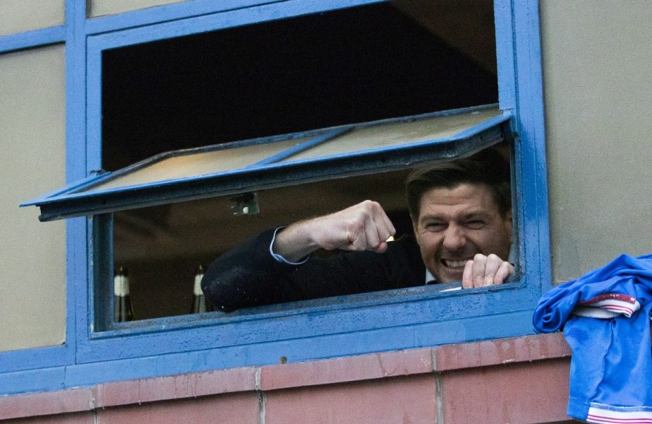 Steven Gerrard s-a aruncat pe burtă în vestiarul lui Rangers, chiar în faţa lui Ianis Hagi! Imagini incredibile cu sărbătoarea de pe Ibrox