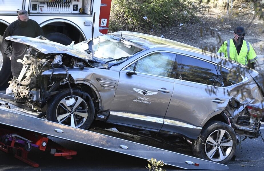 Aşa arată maşina lui Tiger Woods după accidentul de pe autostradă