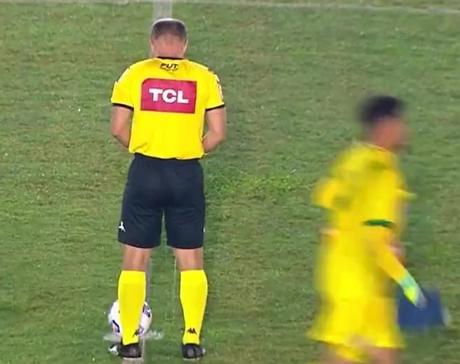 Imagini uluitoare în Brazilia! Un arbitru a urinat pe terenul de fotbal, chiar în cercul de la mijloc. Imaginile au devenit virale