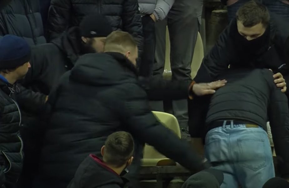 VIDEO | Moment uluitor în timpul meciului echipei lui Mircea Lucescu! Un fan, bătut cu cureaua în tribună. Imagini de necrezut