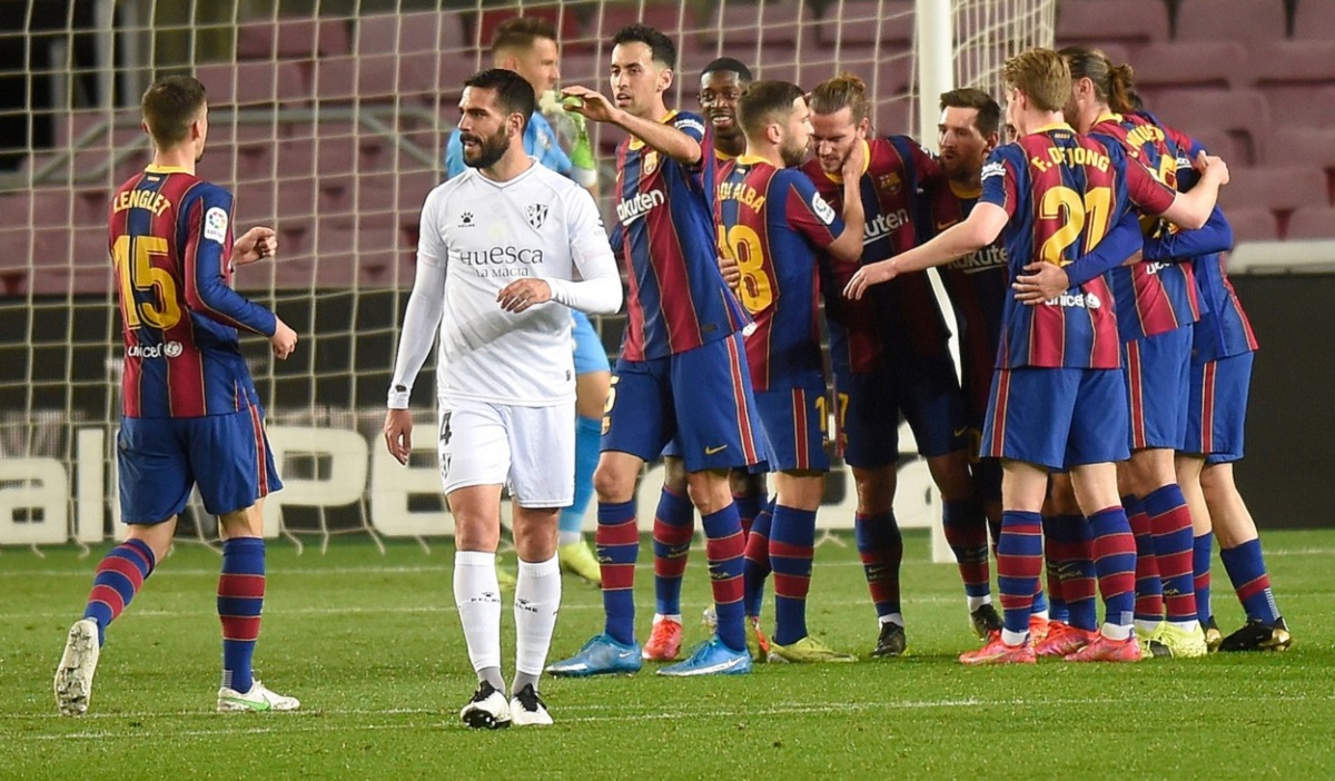 Jucătorii de la Barcelona și Huesca într-un meci din La Liga