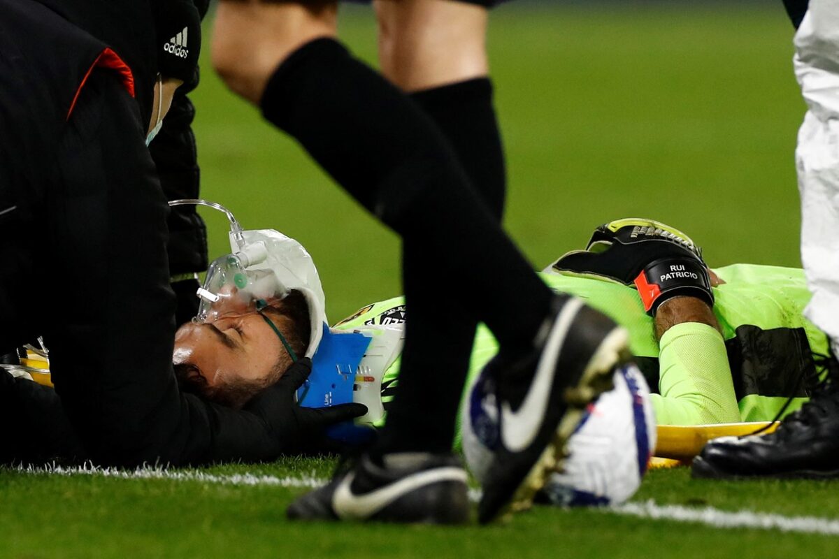 Rui Patricio, accidentare horror în Wolverhampton – Liverpool 0-1. A fost scos cu targa și a avut nevoie de mască de oxigen, după ce a fost lovit cu genunchiul în cap