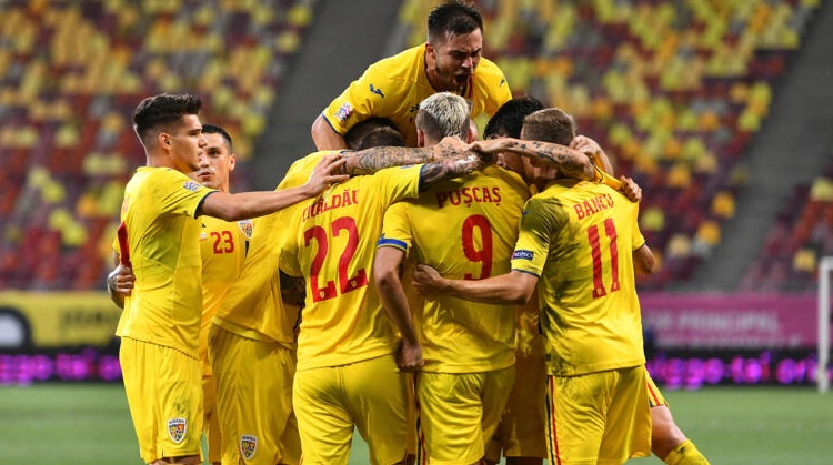 Jucătorii României se bucură pentru marcarea unui gol