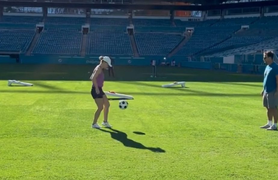 VIDEO | Simona Halep așteaptă convocarea lui Mirel Rădoi :) A jonglat cu mingea pe stadionul marelui Beckham. Incredibil câte "duble" a reușit