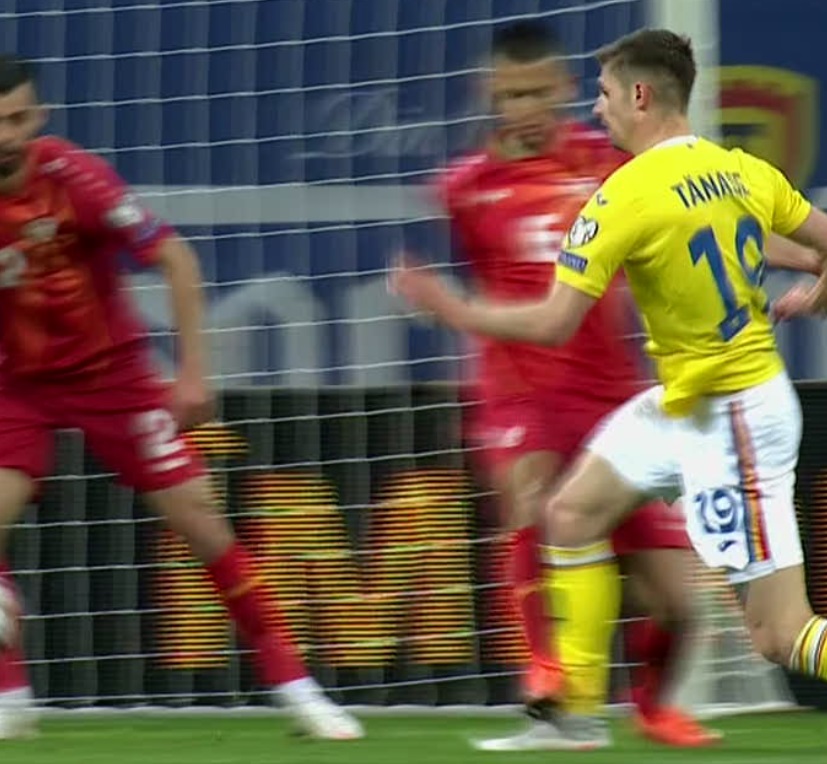 Penalty cât casa neacordat pentru România! Tănase a fost faultat clar în careu. Pandev s-a făcut de râs în faţa lui Chiricheş cu o simulare jenantă