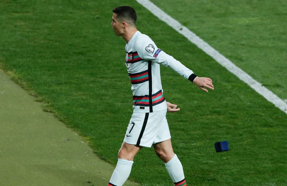 Cristiano Ronaldo şi-a ieşit din minţi. A aruncat banderola de căpitan a Portugaliei şi a ieşit de pe teren mai devreme. A fost furat la ultima fază a meciului Serbia – Portugalia 2-2