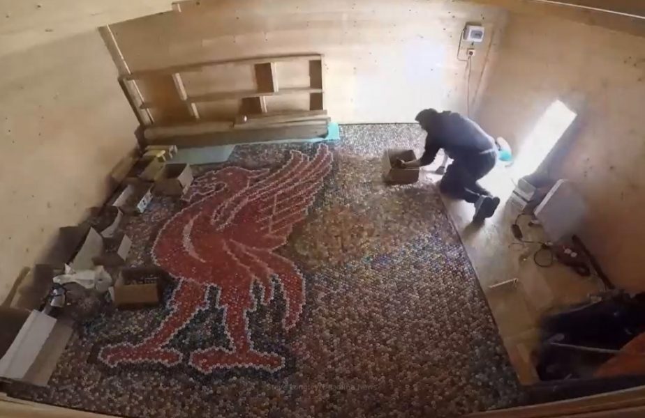VIDEO. Un suporter al lui Liverpool a făcut nebunia anului! A creat un design cu stema clubului din peste 24.000 de capace de bere