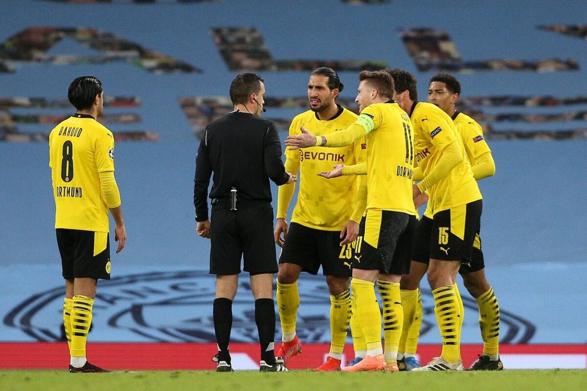 Ovidiu Haţegan, făcut praf de un star de la Dortmund chiar în timpul meciului: "Ar trebui să meargă la un control!" Atacuri în valuri la adresa românului