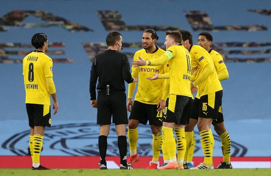 Ovidiu Haţegan, făcut praf de un star de la Dortmund chiar în timpul meciului: "Ar trebui să meargă la un control!" Atacuri în valuri la adresa românului