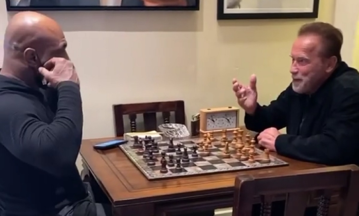 VIDEO | Mike Tyson, vizită surpriză la Arnold Schwarzenegger. "Bătrâneii" sunt într-o formă fizică de zile mari, dar s-au întrecut la şah!
