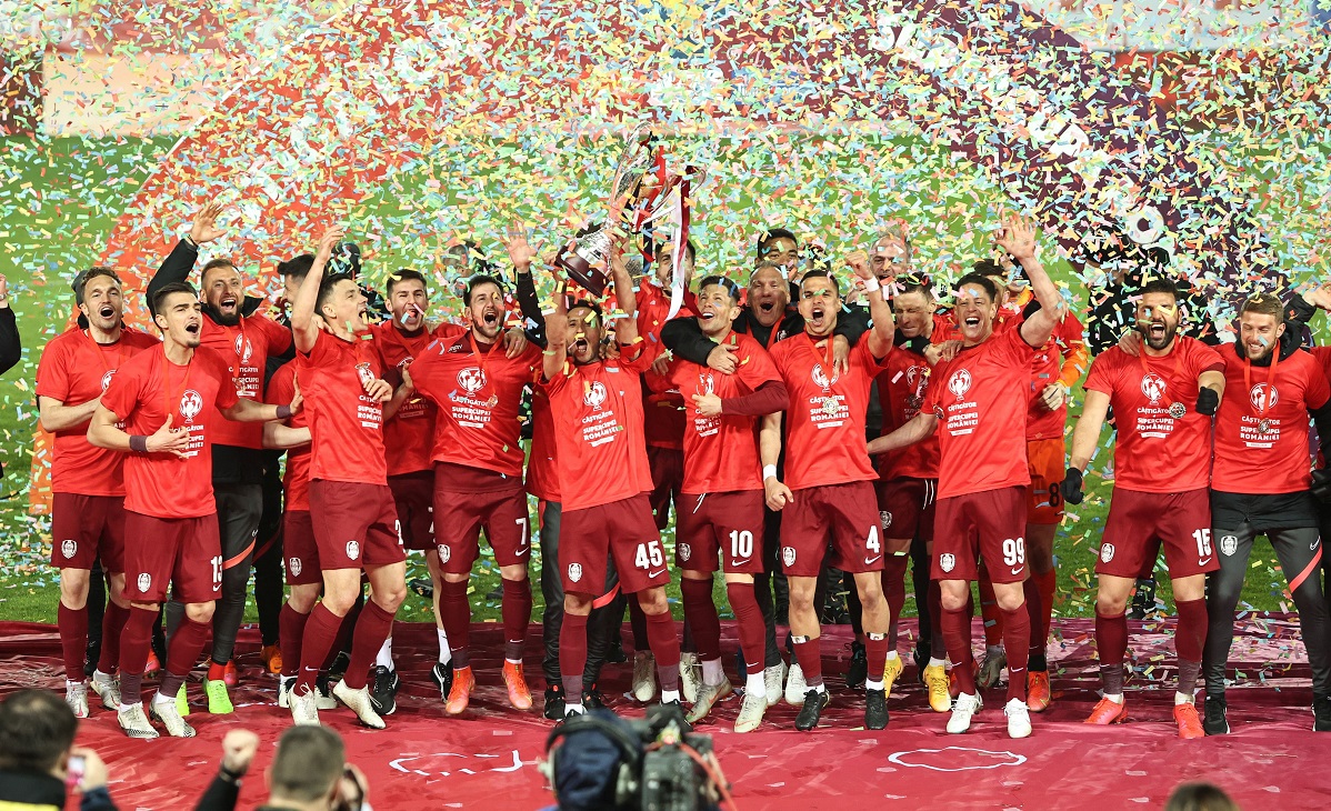 Supercupa României | Jucătorii lui CFR Cluj au făcut show după ce au învins-o pe FCSB. Au purtat trofeul pe banda de bagaje de la aeroport! VIDEO