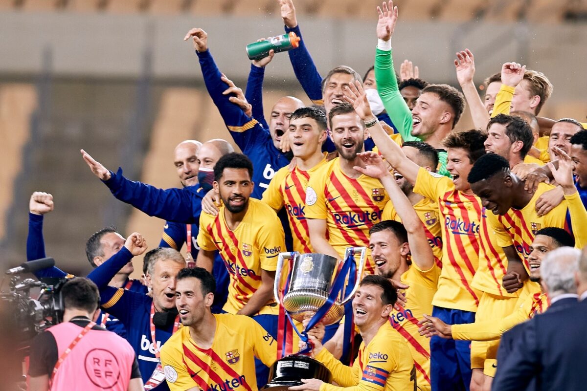 Lionel Messi şi colegii de la Barcelona ridică trofeul Cupei Spaniei