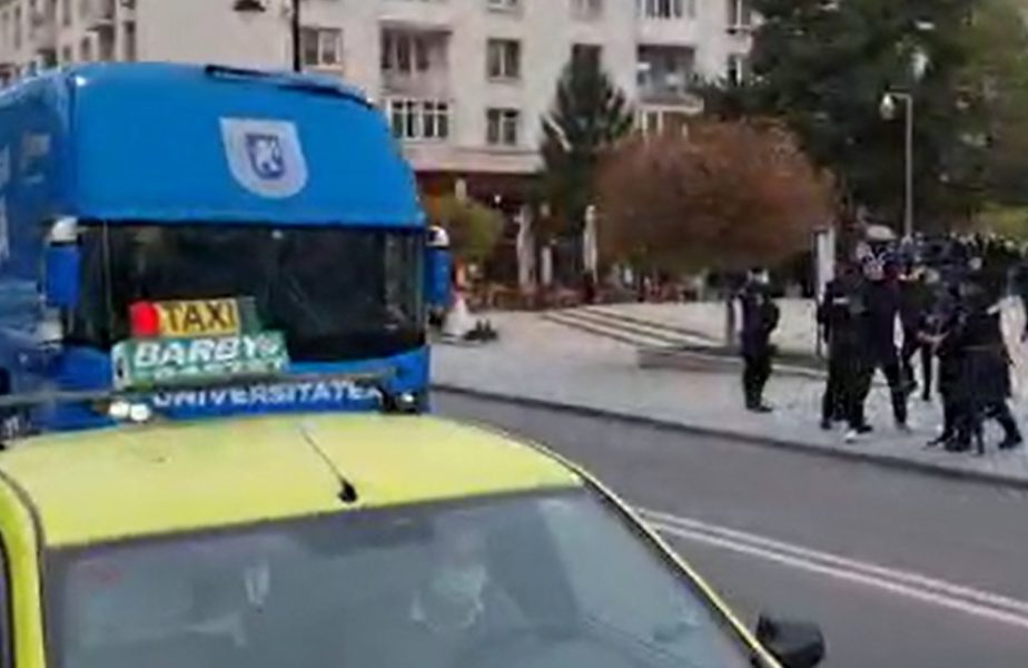 VIDEO | Teatru de război la Craiova. Ultraşii echipei lui Mititelu au atacat autocarul rivalei din Liga 1. Un geam de la autocar a fost spart