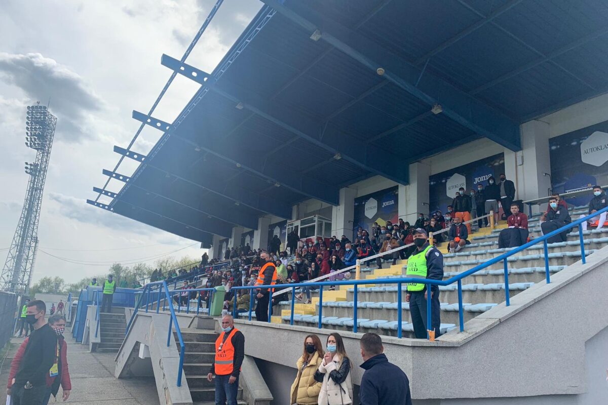 FOTO | Primul meci cu spectatori în tribune în România! Imagini uluitoare de la Rapid – CS Mioveni. Zeci de oameni au asistat la joc. Giuleştenii riscă amenzi uriaşe!