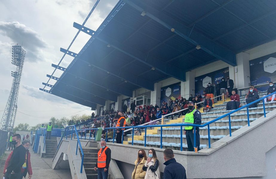 FOTO | Primul meci cu spectatori în tribune în România! Imagini uluitoare de la Rapid – CS Mioveni. Zeci de oameni au asistat la joc. Giuleştenii riscă amenzi uriaşe!