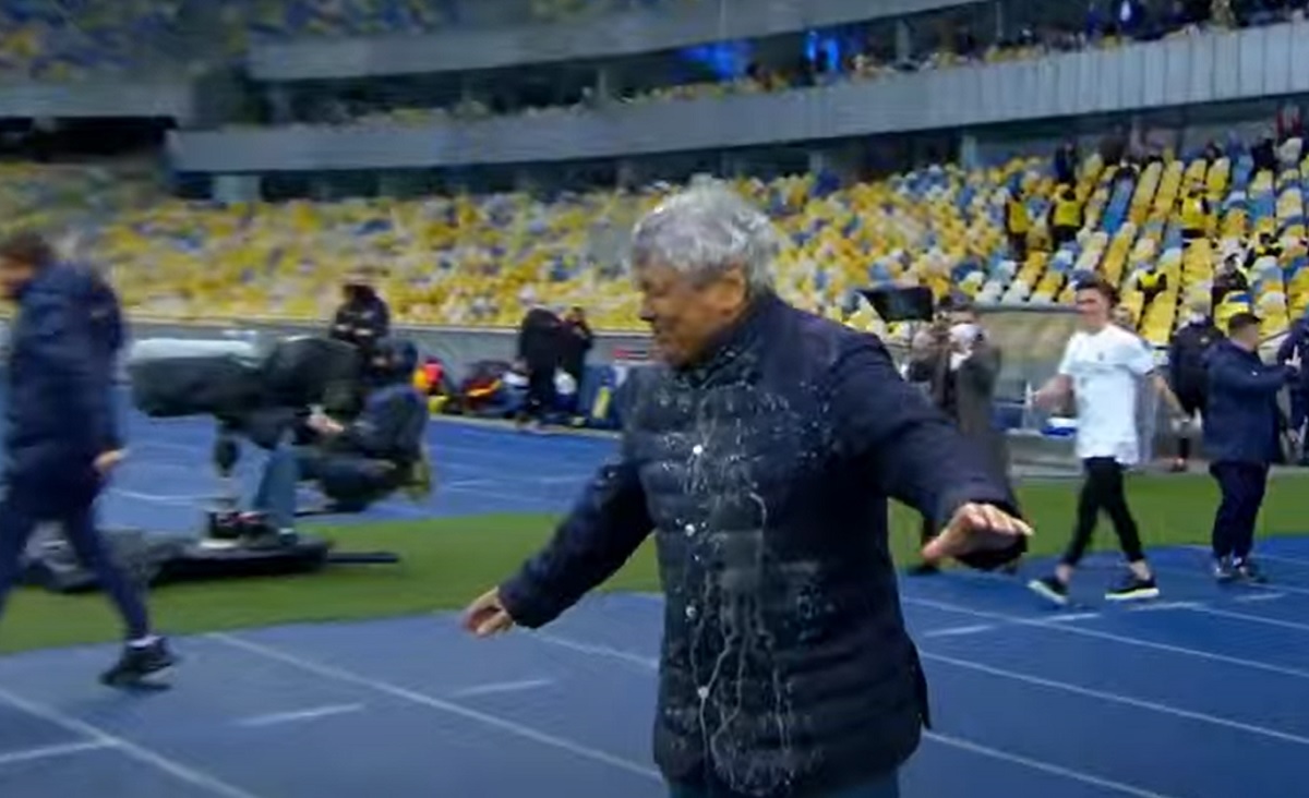 VIDEO | Imagini fabuloase cu Mircea Lucescu, după ce a devenit campion cu Dinamo Kiev! Jucătorii i-au făcut "baie" cu şampanie