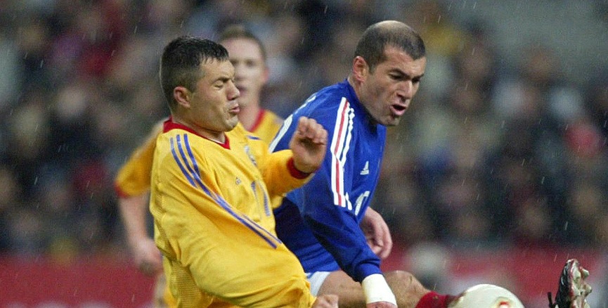 Adrian Ilie, în duel cu Zinedine Zidane