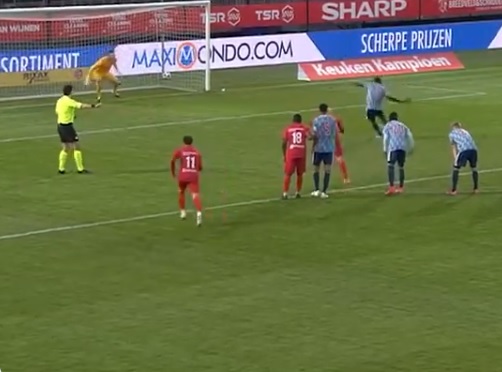 VIDEO | Un jucător de la echipa a doua a lui Ajax s-a făcut de râs. A executat un penalty, însă mingea a ieşit din stadion