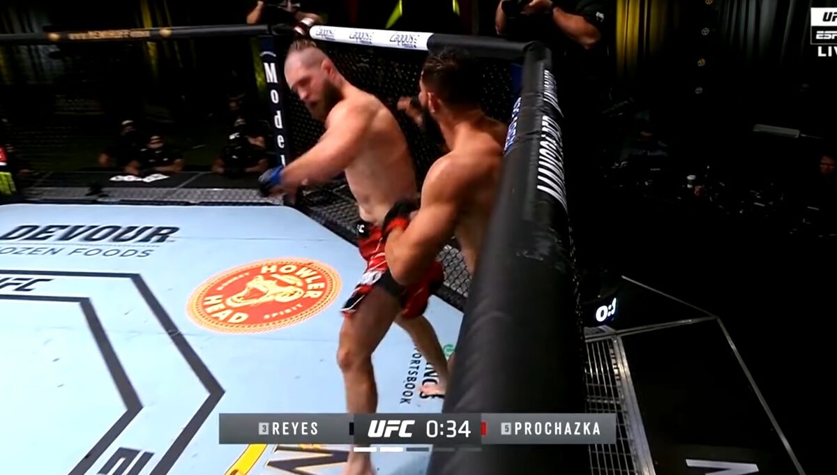 VIDEO – Unul dintre cele mai spectaculoase KO-uri din istorie a fost reușit în această dimineață în UFC!