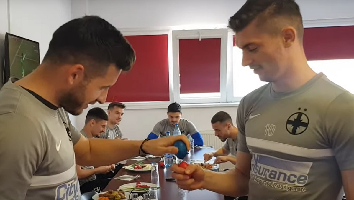 VIDEO. Jucătorii lui FCSB s-au relaxat în prima zi de Paşte. Concurs de spart ouă înaintea derby-ului cu CFR Cluj. "Ne filmează, o să pierzi" :) Cum au fost ironizaţi de fani