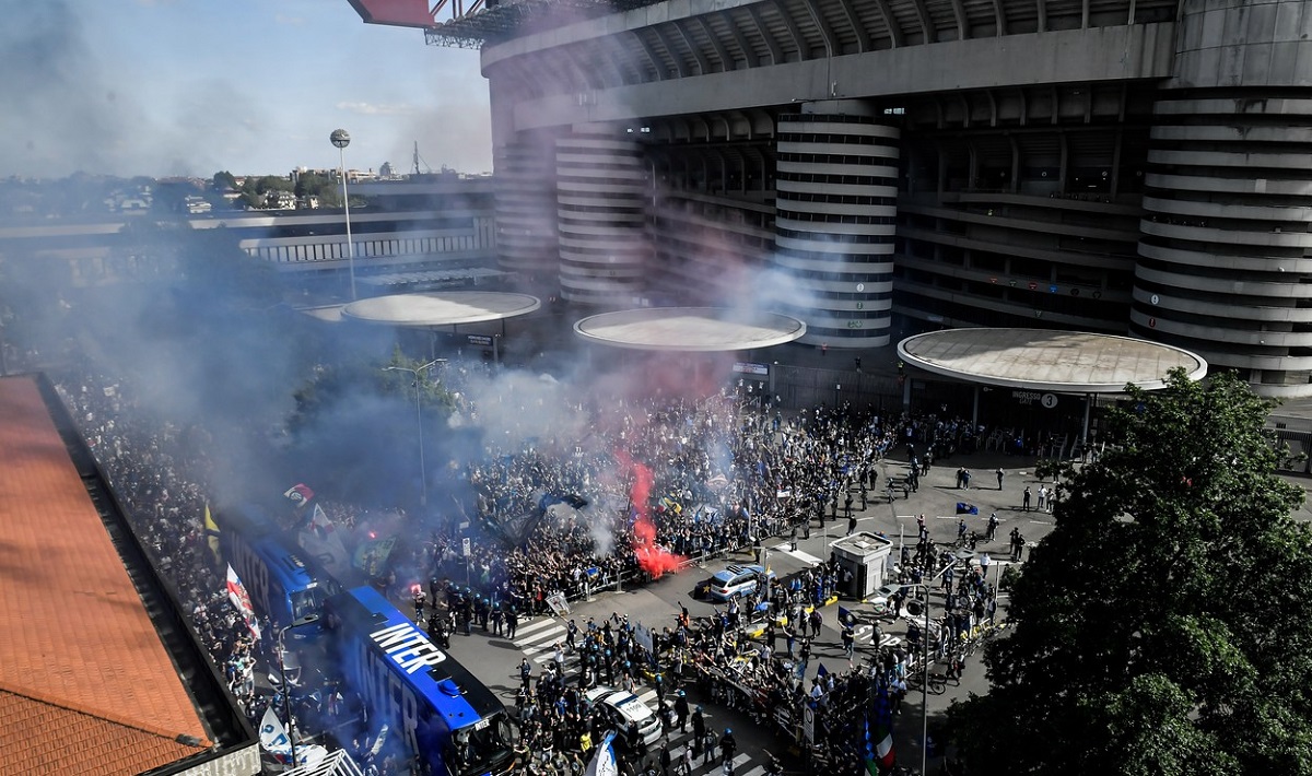 VIDEO | Nebunie la Milano! Suporterii lui Inter au luat stadionul cu asalt înaintea meciului cu Sampdoria. Atmosferă incendiară lângă "Giuseppe Meazza"