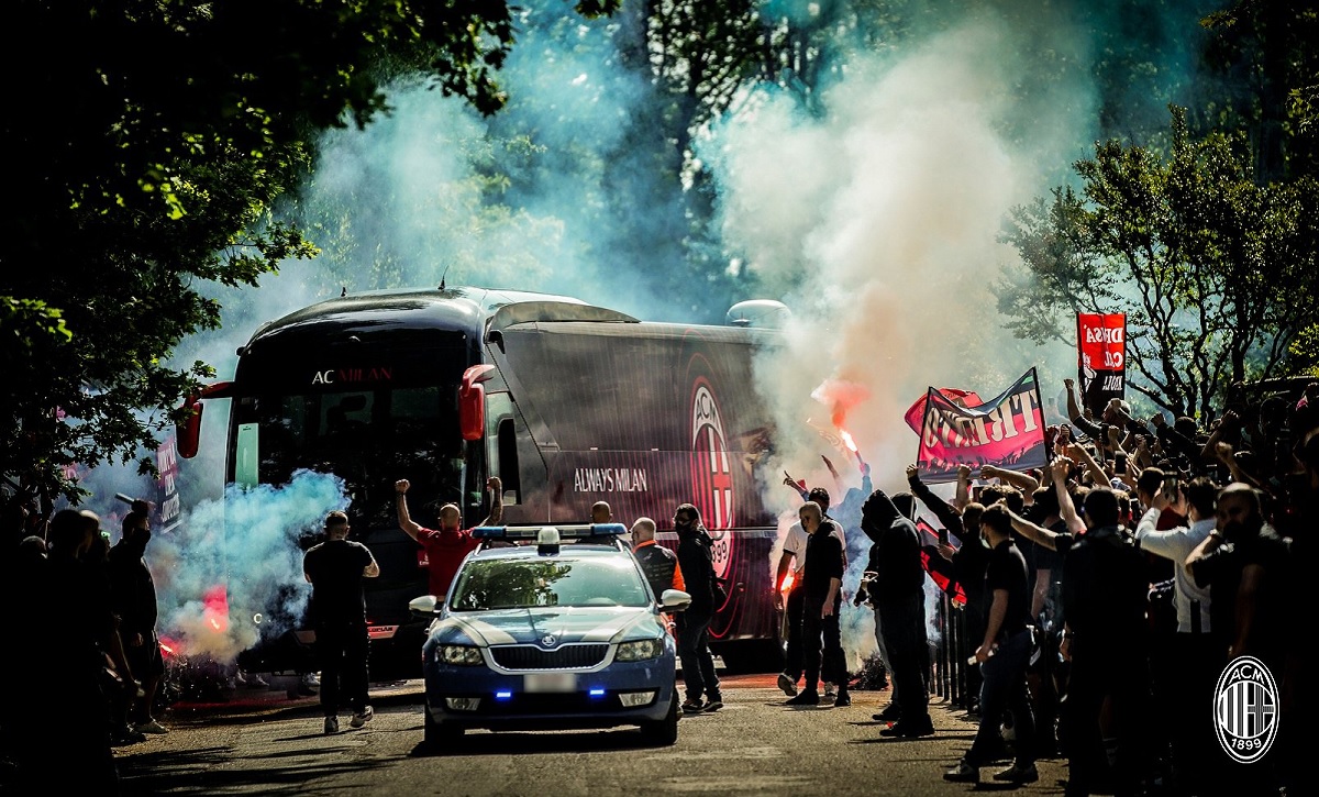 Ultraşi AC Milan, cu torţe şi fumigene