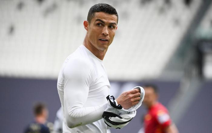 Cristiano Ronaldo, gest impresionant în faţa unui fost internaţional român: "S-a ridicat şi m-a luat la el la masă" + Maşină de 1,6 milioane de euro comandată de portughez