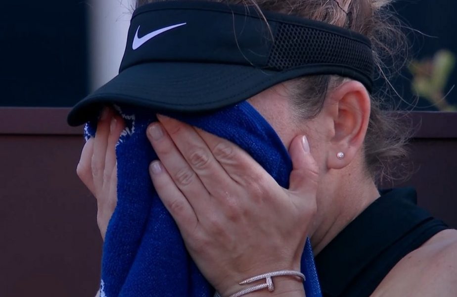 Simona Halep – Angelique Kerber 6-1, 3-3. Simo s-a accidentat şi a abandonat în lacrimi! Românca a fost purtată pe braţe. Kerber i-a sărit în ajutor. VIDEO