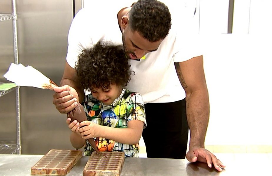 Aventurile lui Benny şi ale fiului său la fabrica de ciocolată sunt de Paşte la ştirile Antena Sport.