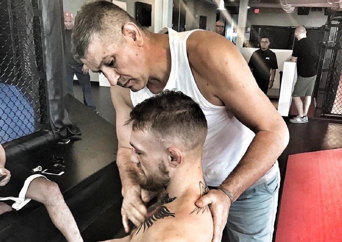 Un moldovean îl "repară" pe cel mai temut luptător din cuşcă. Milionarul primeşte un tratament inedit. "Îi fac pălincă cu ierburi"