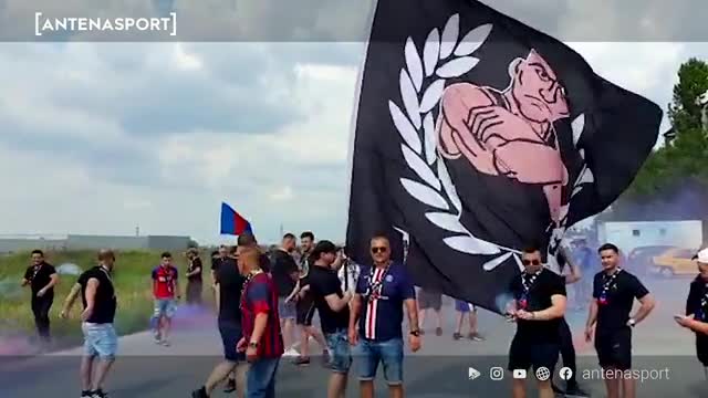 VIDEO EXCLUSIV | Fanii lui FCSB au dat recital la baza din Berceni. Au aprins torţe lângă autocar. "Mâine câştigăm!"