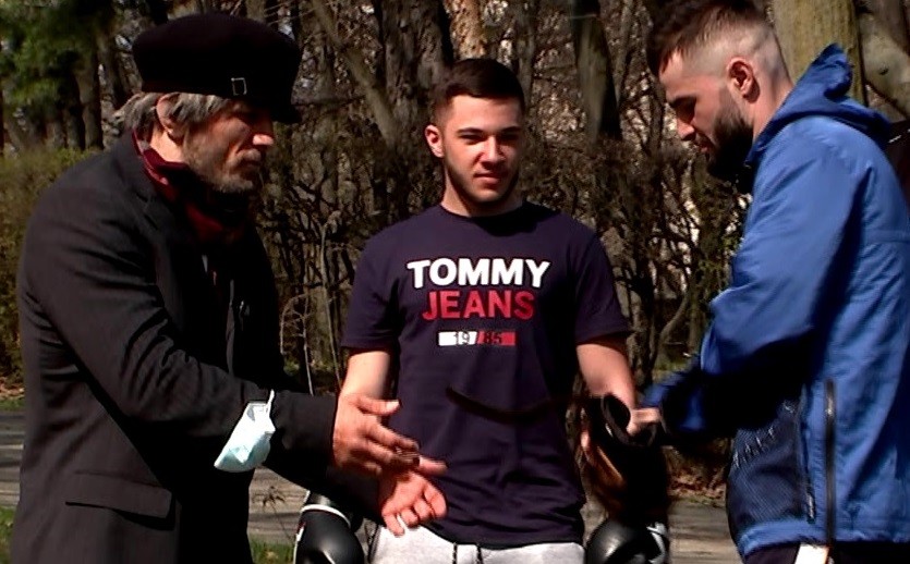 VIDEO EXCLUSIV | Cea mai tare farsă de 1 aprilie! "Bombardierul" Pascu s-a deghizat în tataie şi le-a aplicat o corecţie unor tineri boxeri în parc