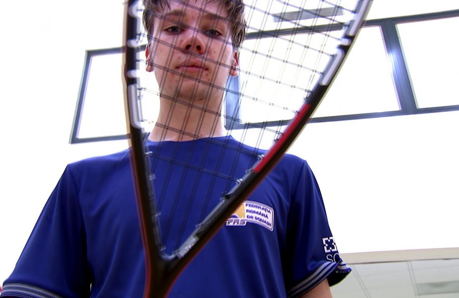Pustiul Radu Pena e as la squash. Se bate cu oricine, indiferent de vârstă!