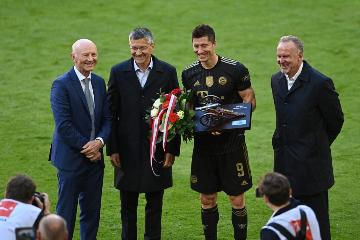 Robert Lewandowski, în istoria fotbalului! A depăşit recordul legendarului Gerd Muller în ultimul minut al campionatului, în Bayern – Augsburg 5-2!
