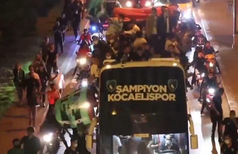 VIDEO Șocant! Un fotbalist a căzut din autocar în timp ce sărbătoarea alături de colegi