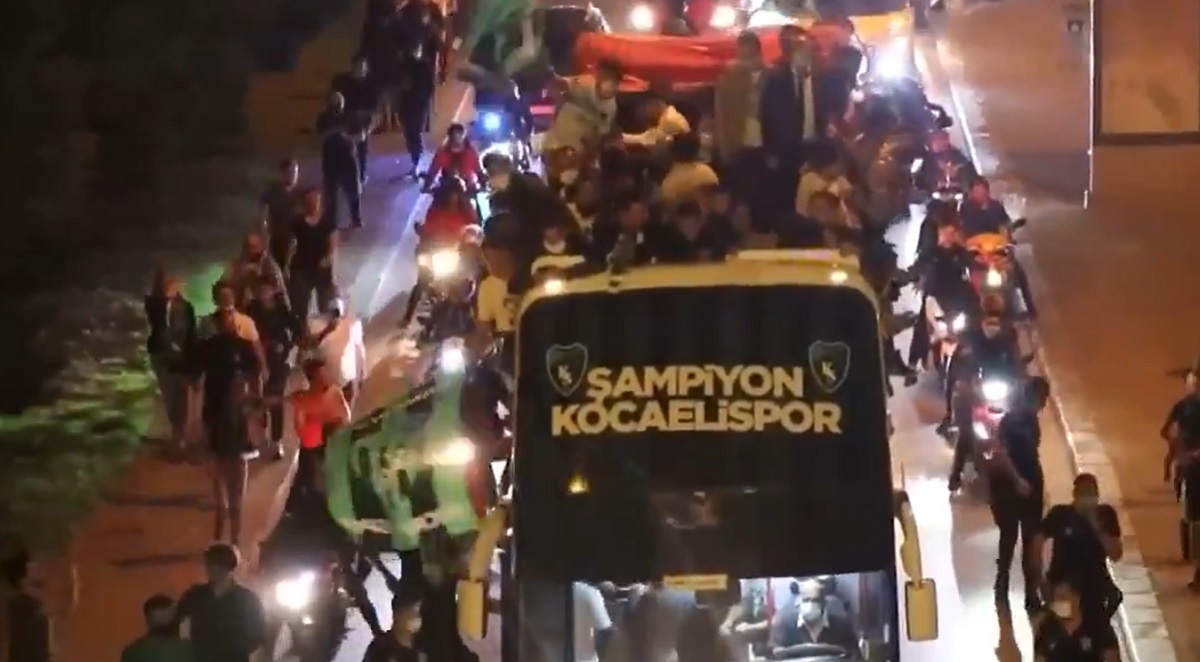 VIDEO Șocant! Un fotbalist a căzut din autocar în timp ce sărbătoarea alături de colegi
