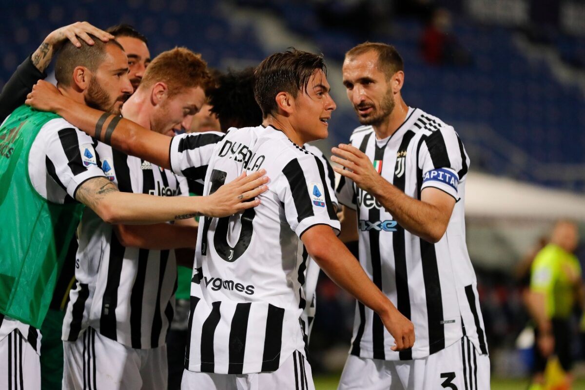 Starurile lui Juventus au sărbătorit pe teren calificarea în Champions League. Au urmărit pe telefon finalul meciului Napoli – Verona 1-1 şi au declanşat nebunia