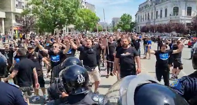 VIDEO Incidente la sărbătoarea de la Craiova! Un fan a fost reţinut. Ultraşii, despărţiţi de 1.000 de jandarmi