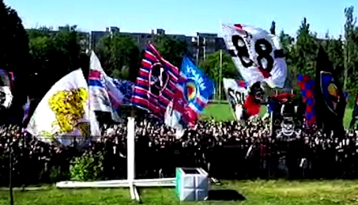 Sute de fani ai Stelei cântă în afara stadionului