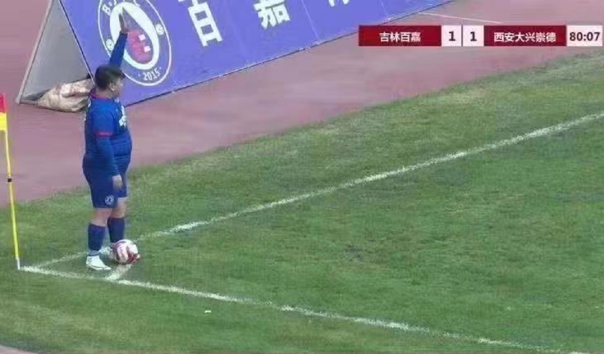 Caz inedit în fotbal la un club din liga a 2-a din China. Fiul patronului are 126 de klilograme şi a fost impus în echipă