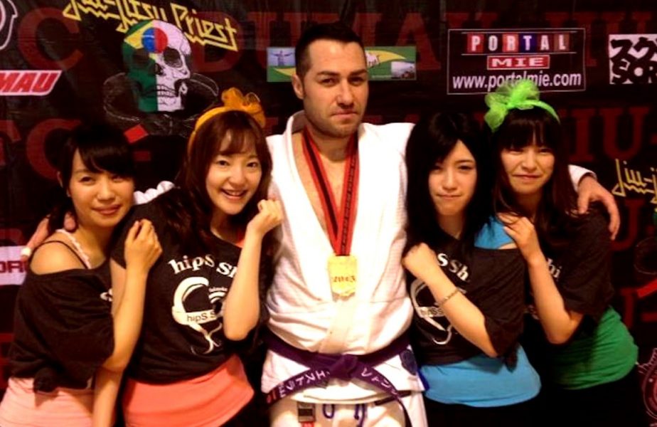 EXCLUSIV | Un fost stripper este profesor de judo şi patron de baruri în Japonia! Povestea uluitoare a românului care pierde 7 kilograme la un singur antrenament