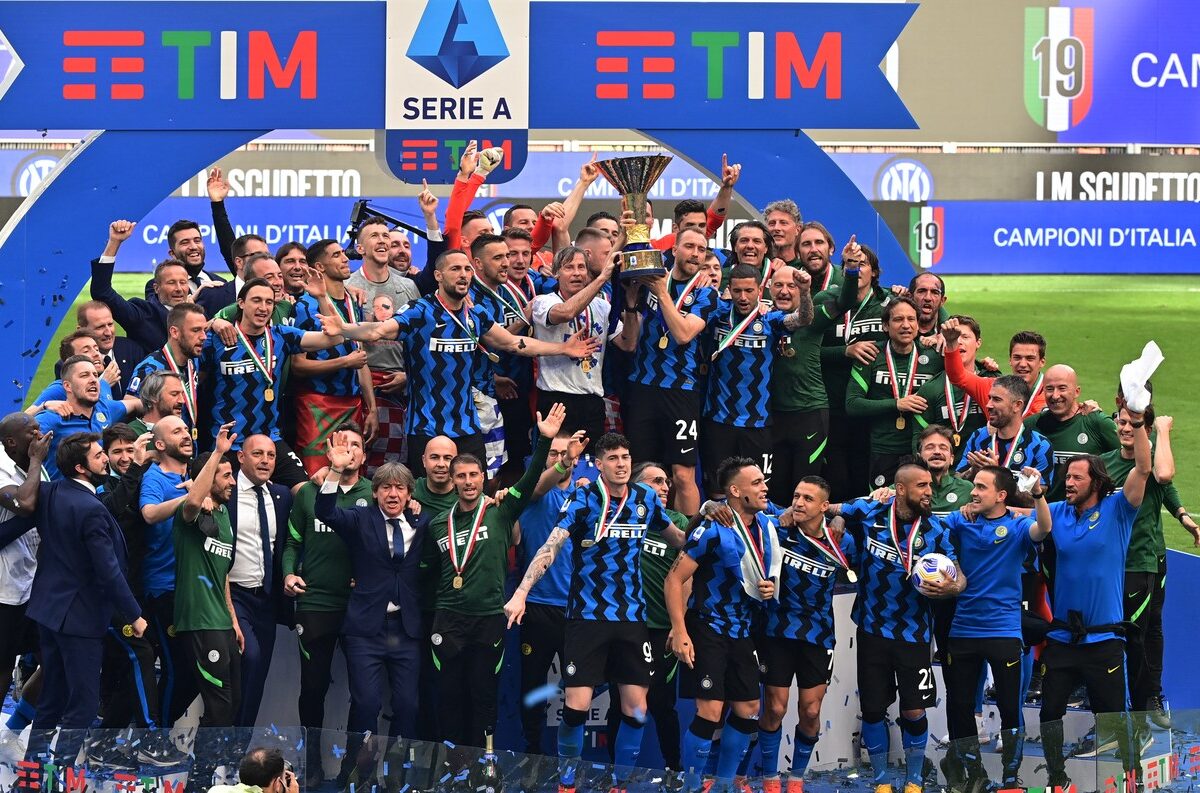 Inter, campioana Italiei! Nerazzurrii şi-au primit medaliile de campioni, după ce au făcut spectacol în ultima etapă din Serie A. Fanii au declanşat fiesta pe străzile din Milano