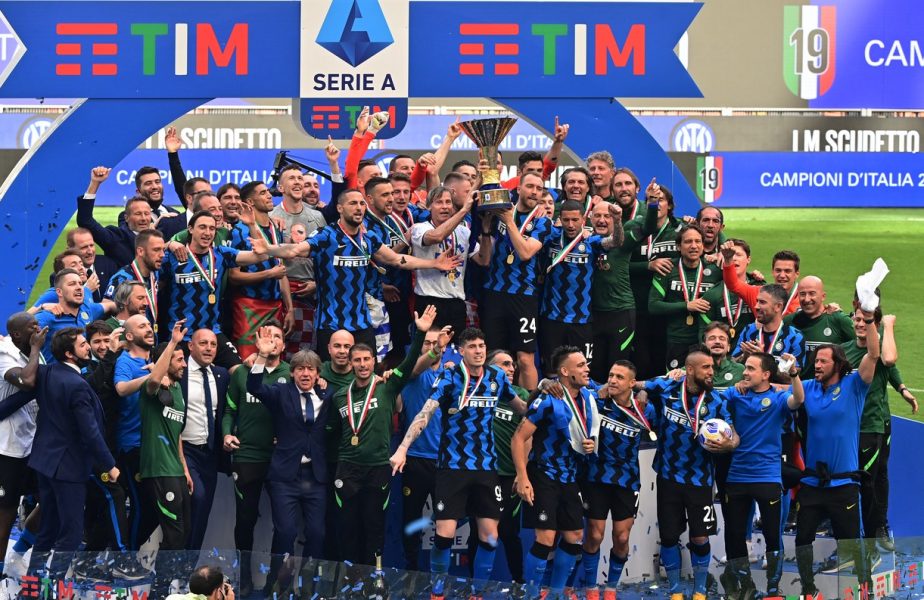 Inter, campioana Italiei! Nerazzurrii şi-au primit medaliile de campioni, după ce au făcut spectacol în ultima etapă din Serie A. Fanii au declanşat fiesta pe străzile din Milano