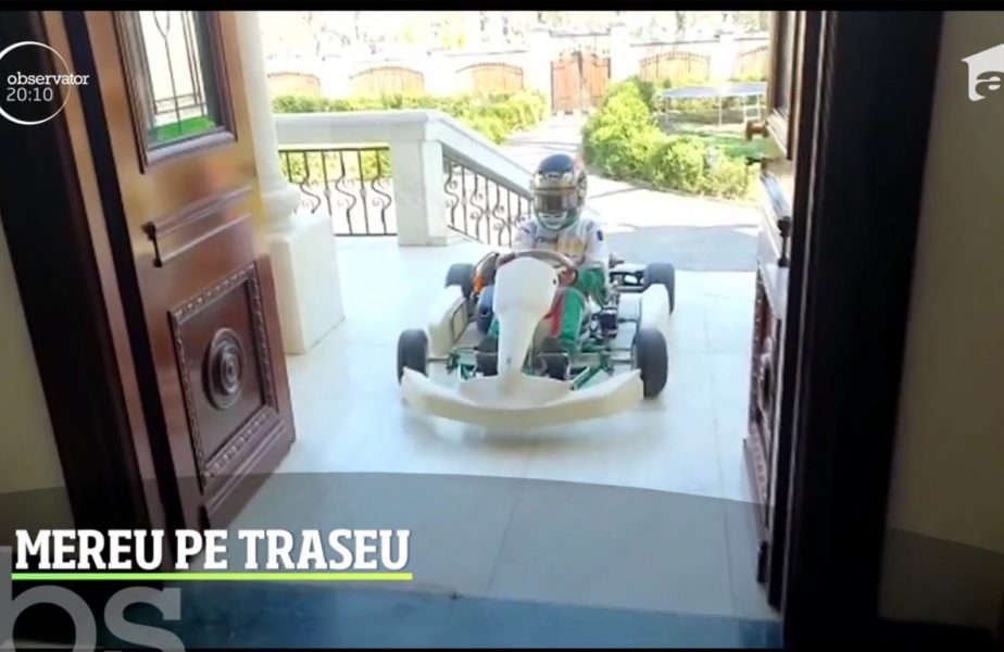 Albert Sandu are zece ani și face karting de trei ani. Puștiul cântă la pian cu cască pe cap
