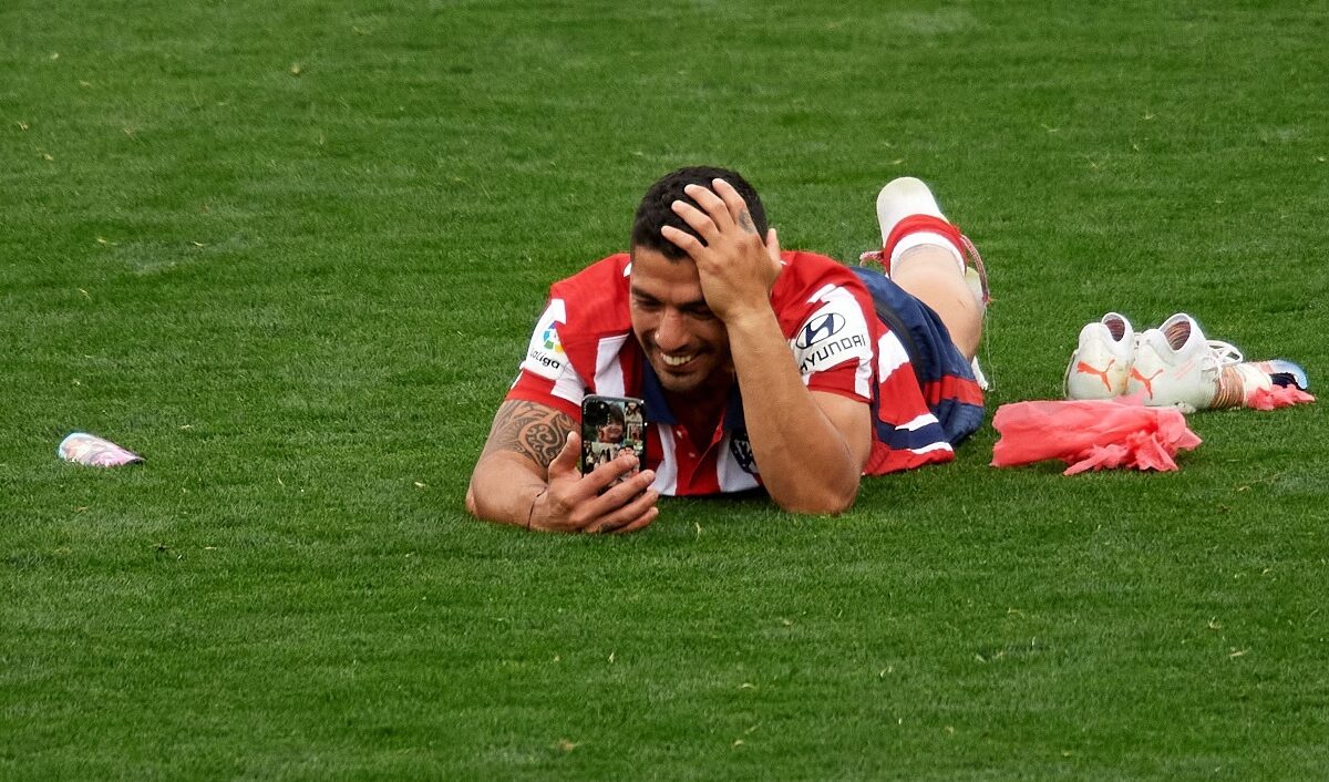 Luis Suarez a plâns pe teren şi imaginile au devenit virale