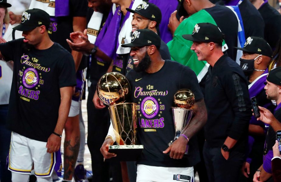 LeBron James e in culmea fericirii. Starul de la Lakers s-a intors acasa cu trofeul de campion