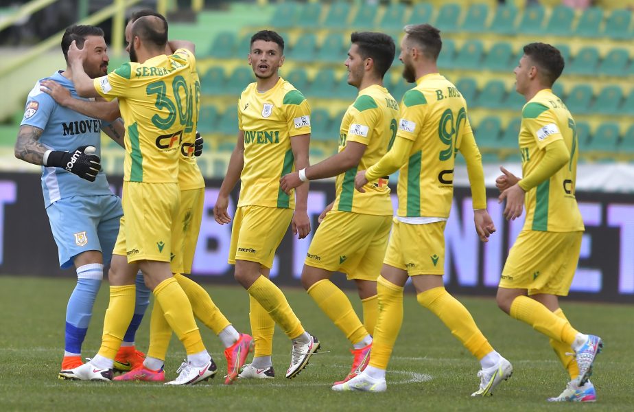 Mioveni – UTA 1-1. Otele a egalat pentru trupa lui Ilie Poenaru, la două minute după ce Adrian Scarlatache a deschis scorul. Echipa lui Stoican a ratat un penalty în minutul 89