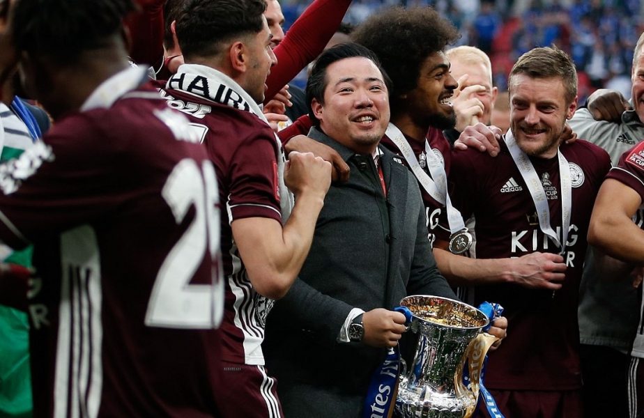 Impresionant! Patronul lui Leicester a ridicat trofeul alături de jucători, după 1-0 cu Chelsea în finala Cupei Angliei