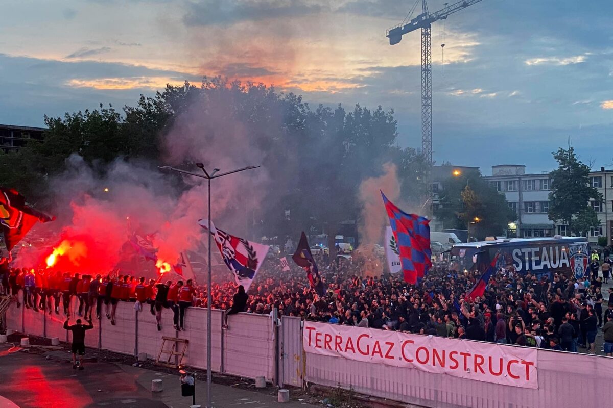 Steaua a promovat în Liga 2! Ultraşii au declanşat fiesta şi au intrat în stadionul din Ghencea. Ironii către Gigi Becali: „E doliu la palat